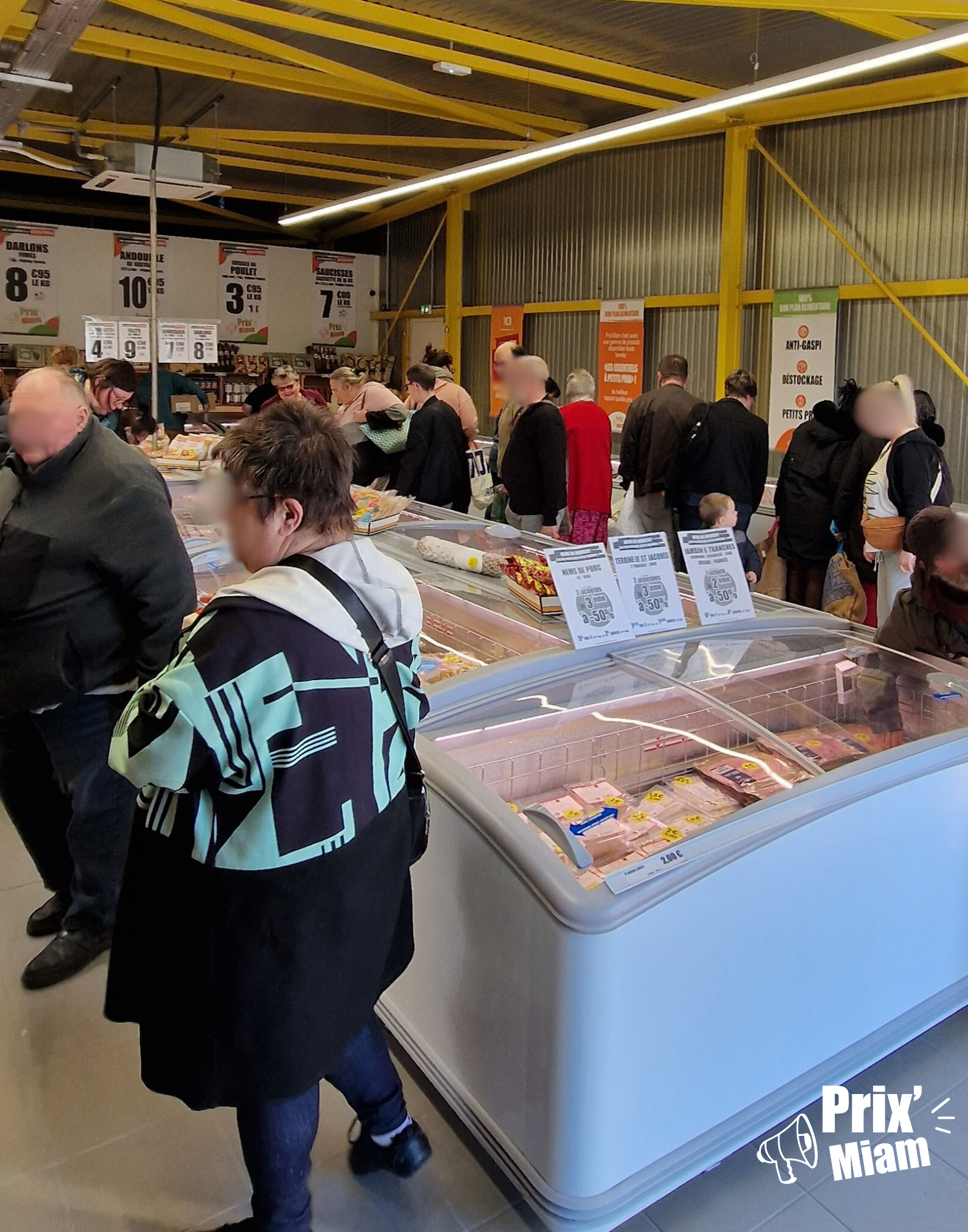Foule à l'ouverture du magasin anti-gaspi Prix'Miam Argentan
