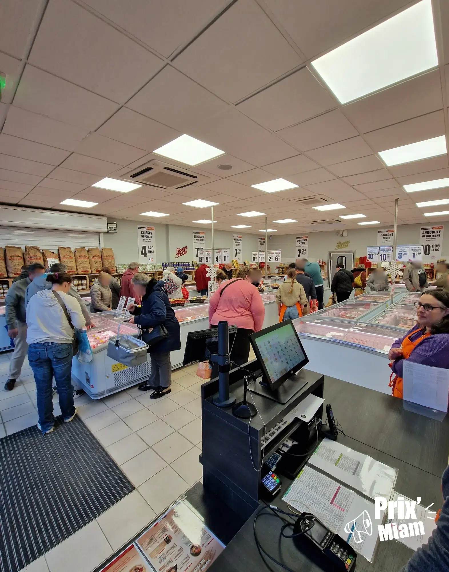 Clients dans le magasin anti gaspi Prix Miam