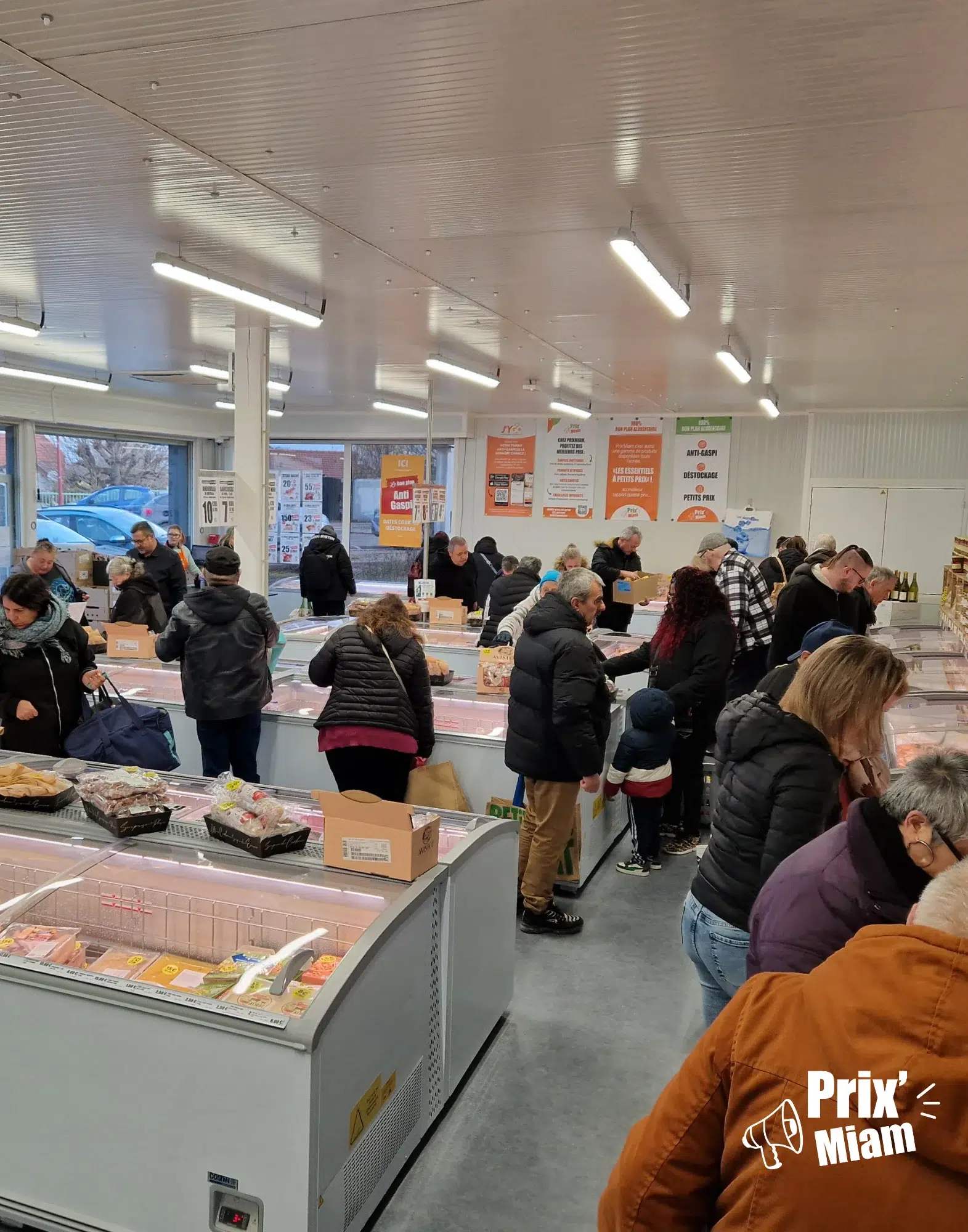 Clients dans le magasin anti gaspi Prix Miam