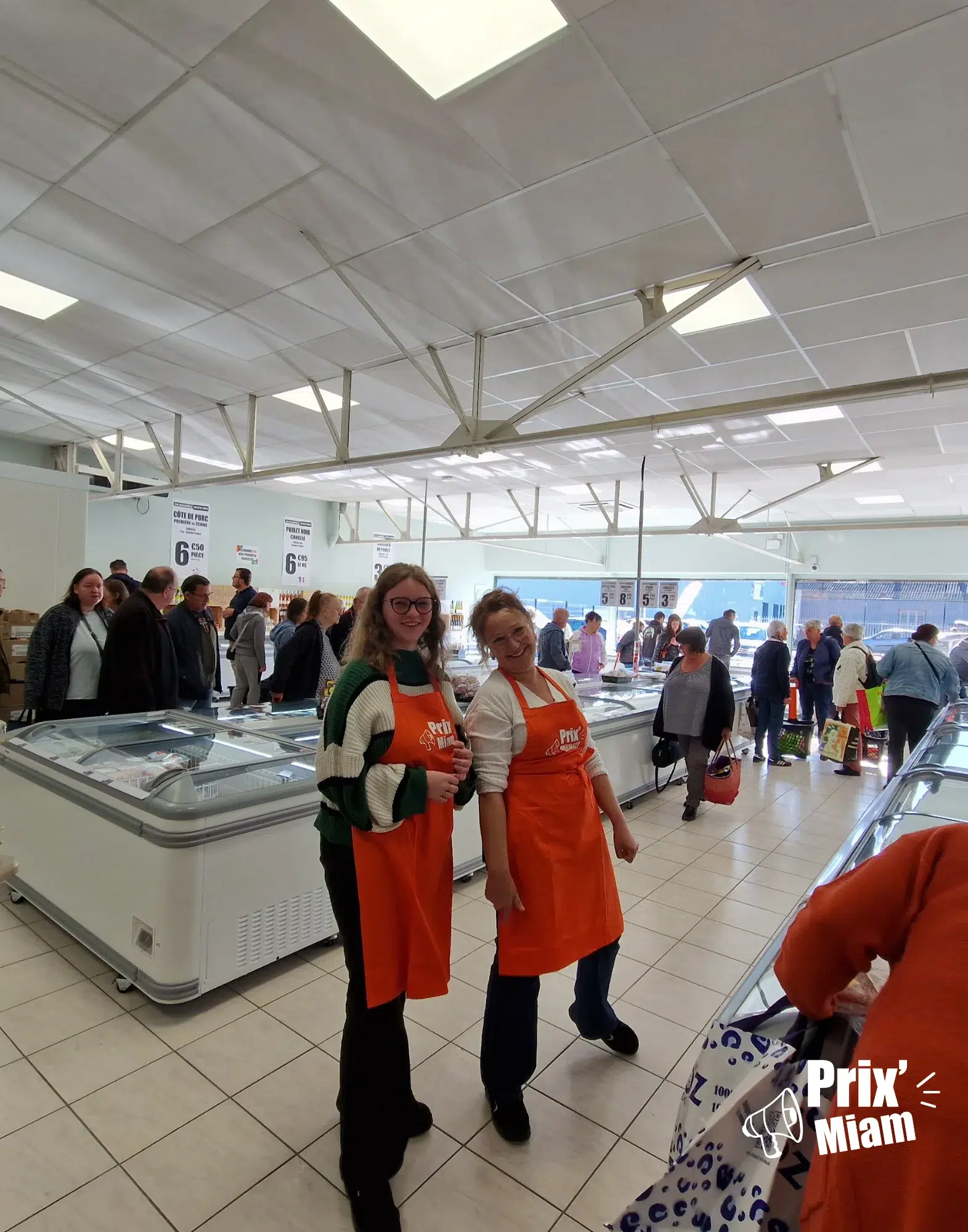 Intérieur magasin Prix'Miam avec l'équipe