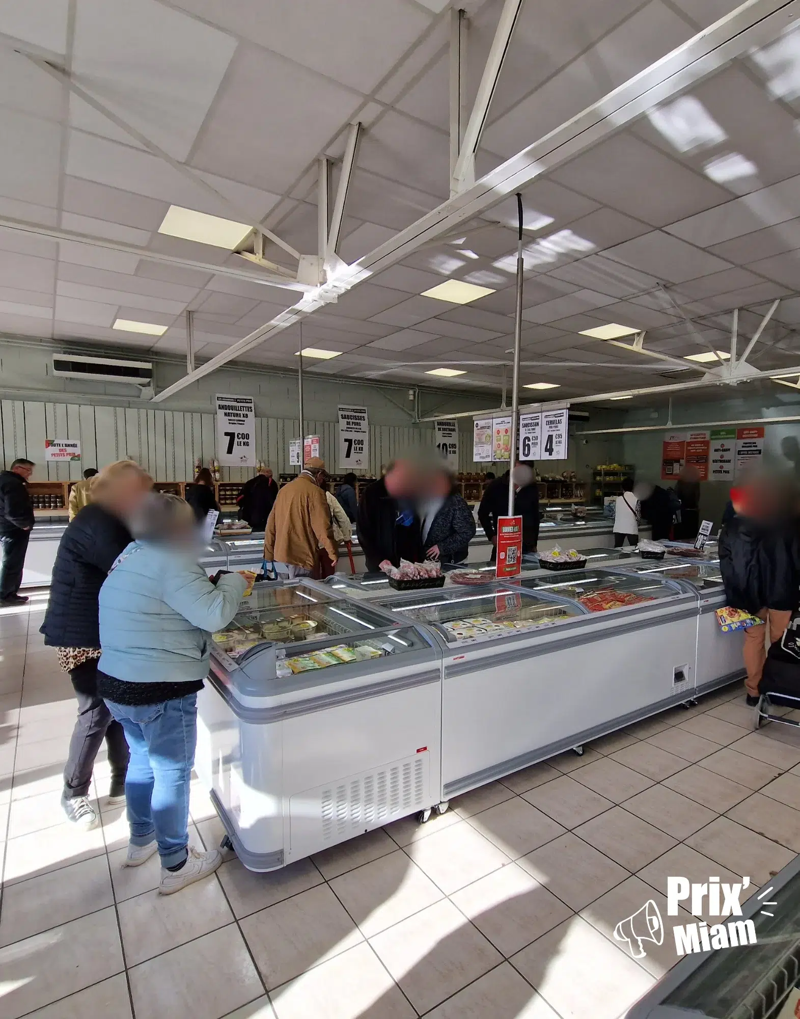 ntérieur magasin Prix'Miam anti gaspi avec clients