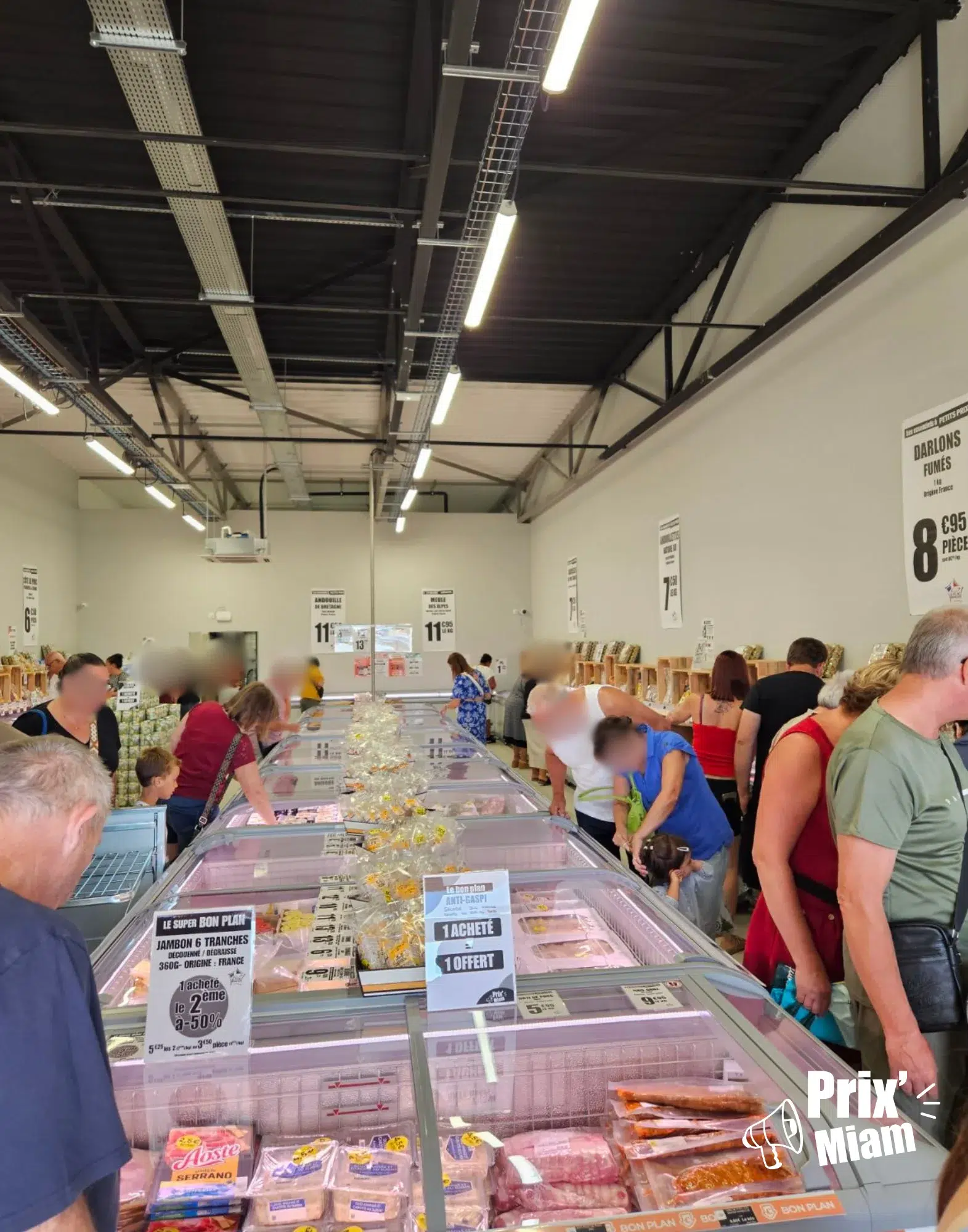 Intérieur magasin Anti Gaspi Prix Miam avec clients