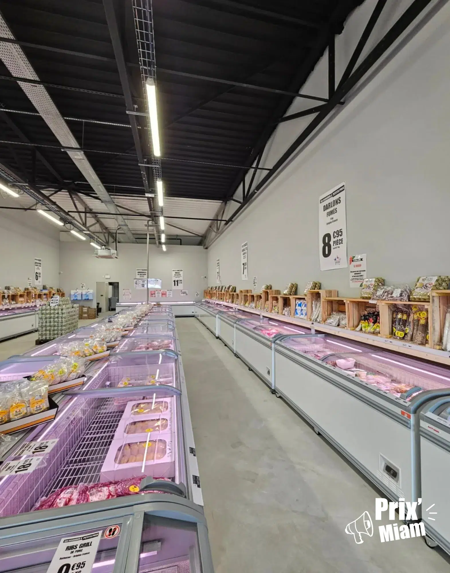 Interieur vide du magasin Prix Miam